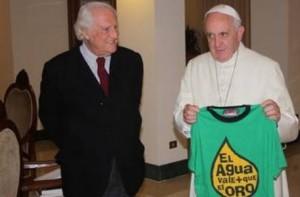 "Das Wasser ist mehr wert als Gold": Papst Franziskus mit seinem neuen T-Shirt.