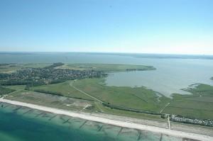 Blick über Fischland bei Wustrow über die Lagunen. Am Horizont der Ort Saal und das Frackfeld Grimmen. <a href="http://commons.wikimedia.org/wiki/File:Fischland_Luftbild.jpg">Foto: Klaus Czerwinski bei wikimedia</a>