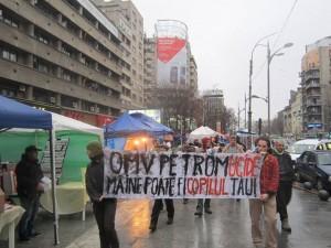 Solidaritätsprotest in Bukarest, am Tag der Beisetzung von Marian. Auf dem Banner steht: "OMV petrom tötet. Das nächste Opfer könnte dein Kind sein."