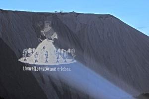 Sicherlich nicht die beste denkbare Technik, Abraum aus dem Bergbau abzulagern: Der "Monte Kali" in Heringen versalzt den umliegenden Boden, das Grundwasser und die Werra. Foto: Dr. Kralle/wikimedia