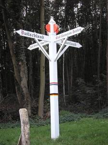 Historischer Grenzpfahl an der deutsch-niederländischen Grenze (Foto: <a href="http://de.wikipedia.org/wiki/Niederl%C3%A4ndische_Annexionspl%C3%A4ne_nach_dem_Zweiten_Weltkrieg">MiraculixHB @ wikipedia</a>