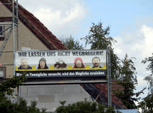 "Wir lassen uns nicht abbaggern" - Transparent im Lausitzer Braunkohlerevier