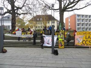 Anlässlich des ministeriellen Gesprächs mit den Kommunen in SH demonstrierten Fracking-Gegner vor dem Kieler Landeshaus